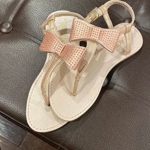 Sandel with rhinestone bows! Slightly worn.